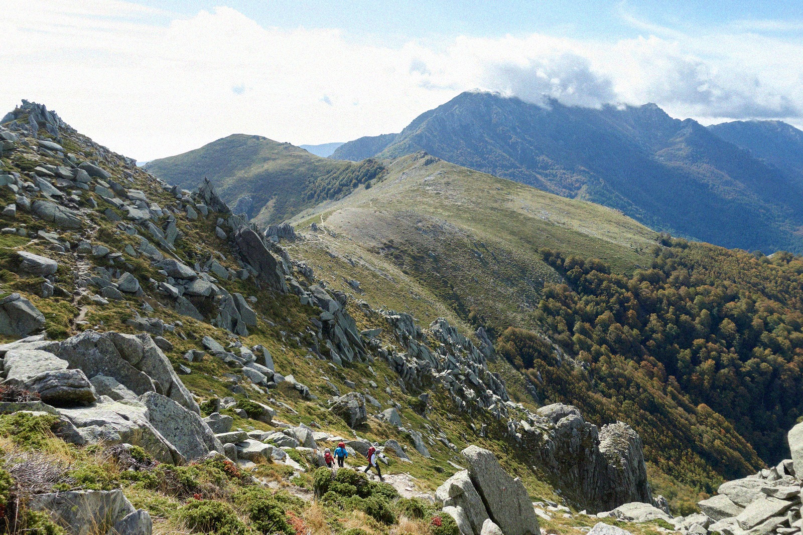 Randonneurs sur un sentier de montagne du GR20 en Corse