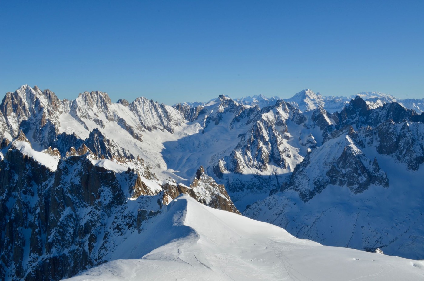 Panorama enneigé des sommets autour de Chamonix
