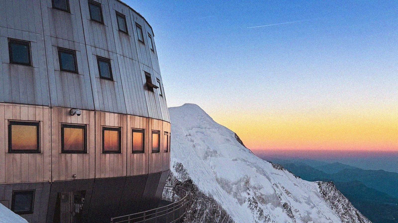 Mont blanc deux refuges fermes apres des chutes de pierres