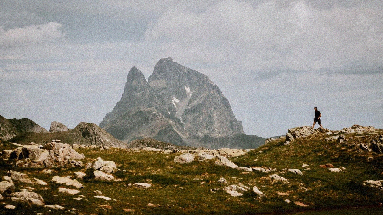Pyrenees ariegeoises au dessus de 1 000 metres le drone de