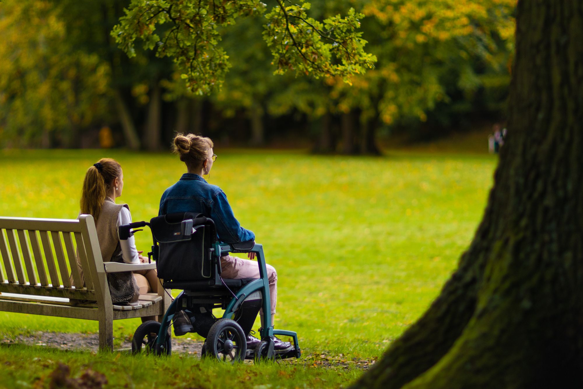 Deux femmes profitent d’un espace extérieur accessible