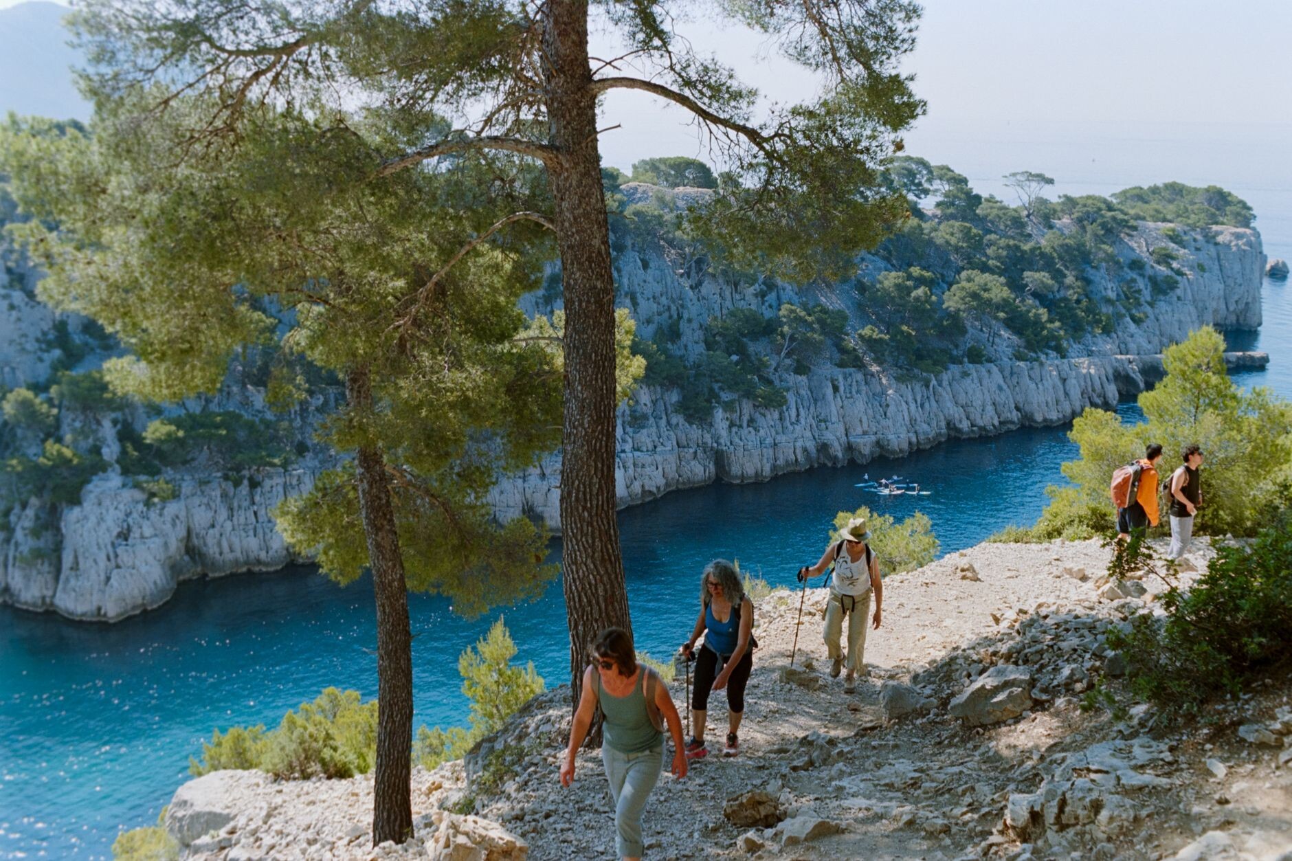 Randonneurs sur un sentier rocheux des Calanques