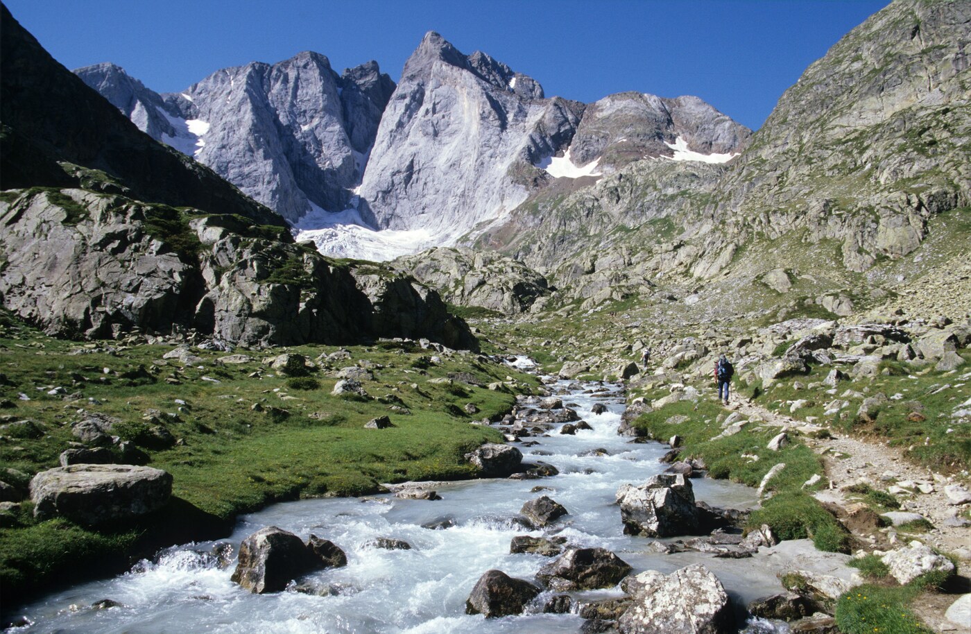 Randonneur sur un sentier dans un vallon des Pyrénées