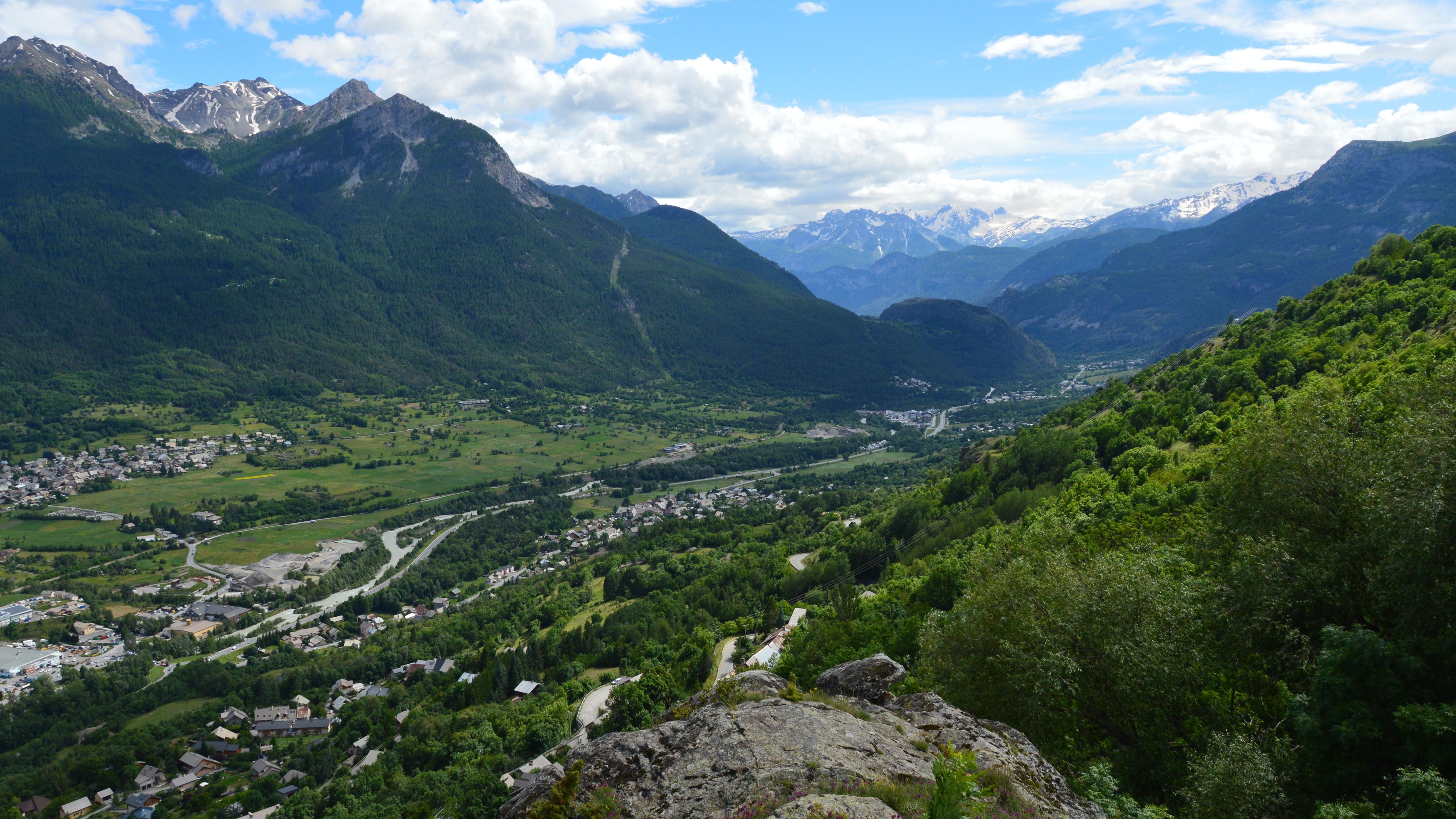 Vallée verdoyante des Alpes-Maritimes avec villages perchés et sentiers de randonnée