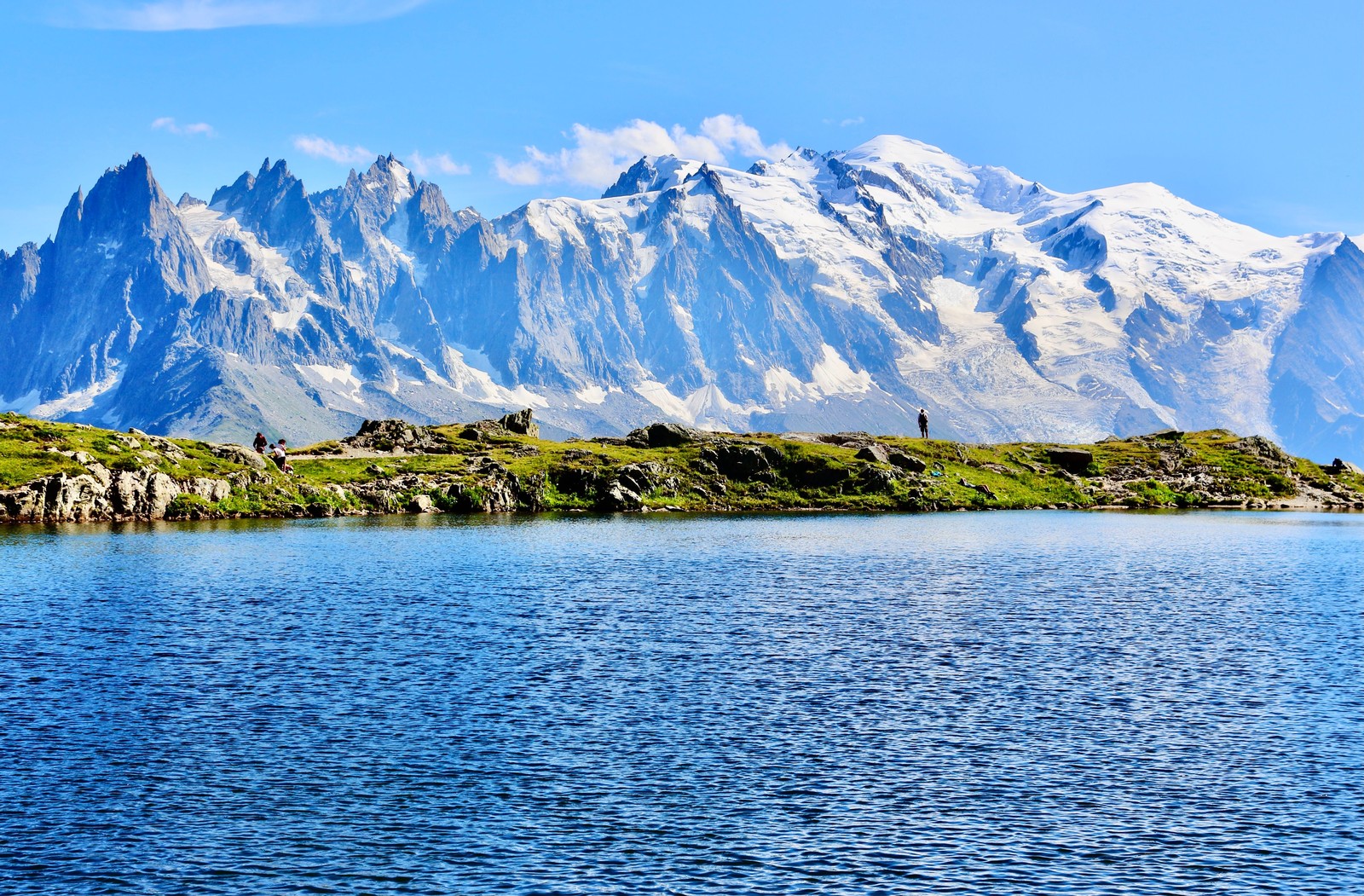 Sentier et lac d’altitude dans le massif du Mont-Blanc