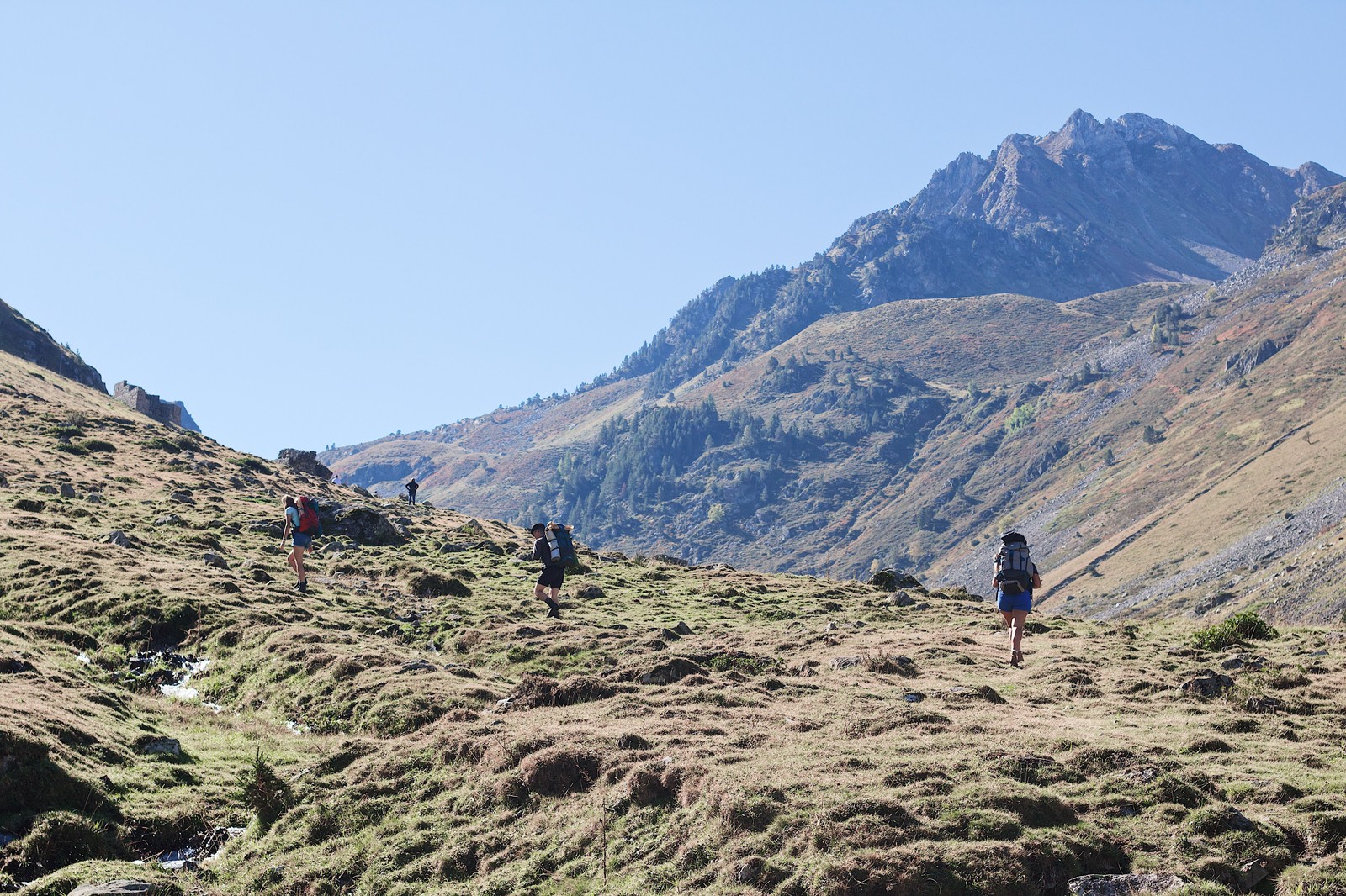 Randonneurs sur une crête des Pyrénées ariégeoises