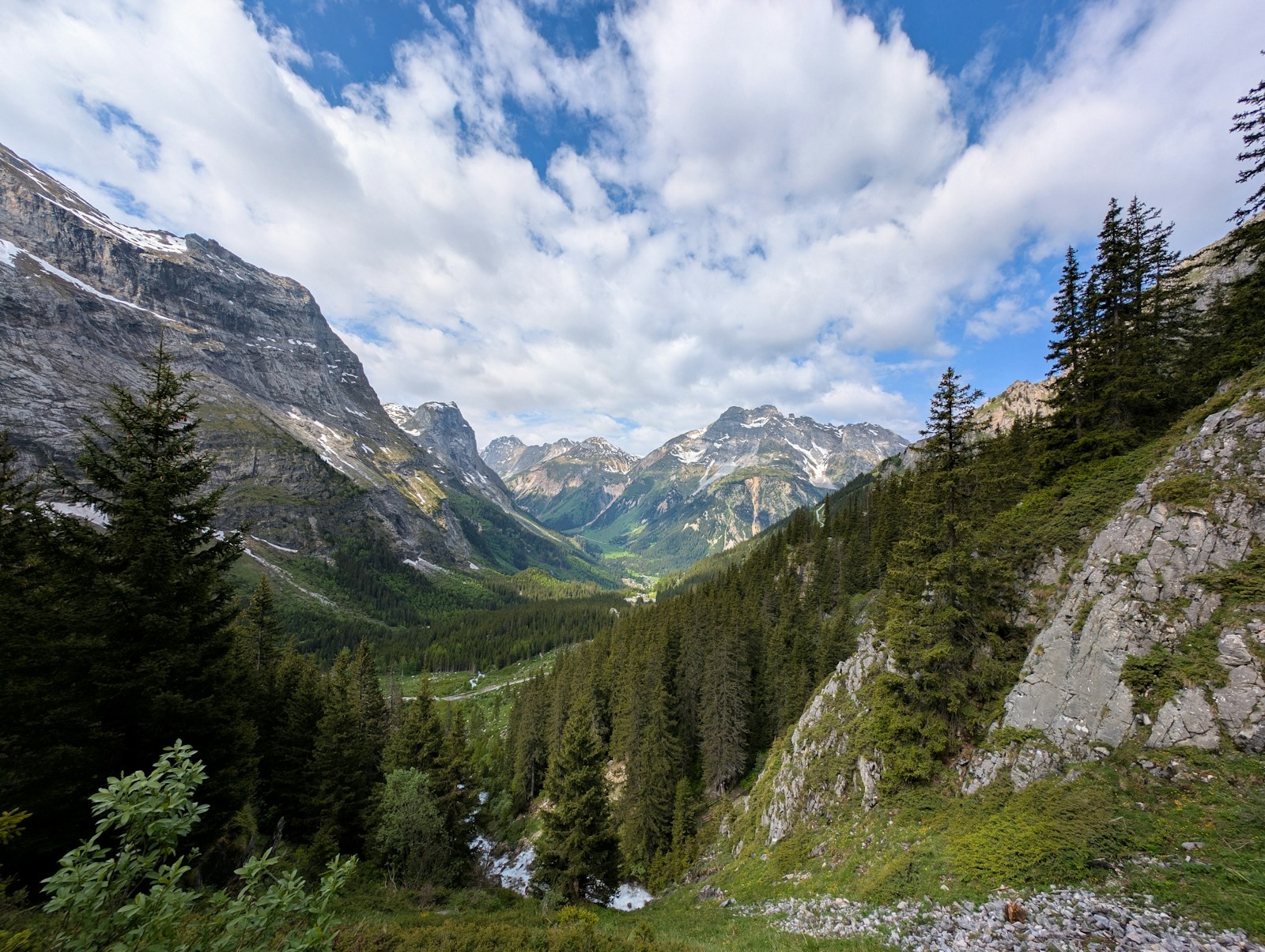Vallon alpin et sentier menant vers le refuge de Turia en Vanoise