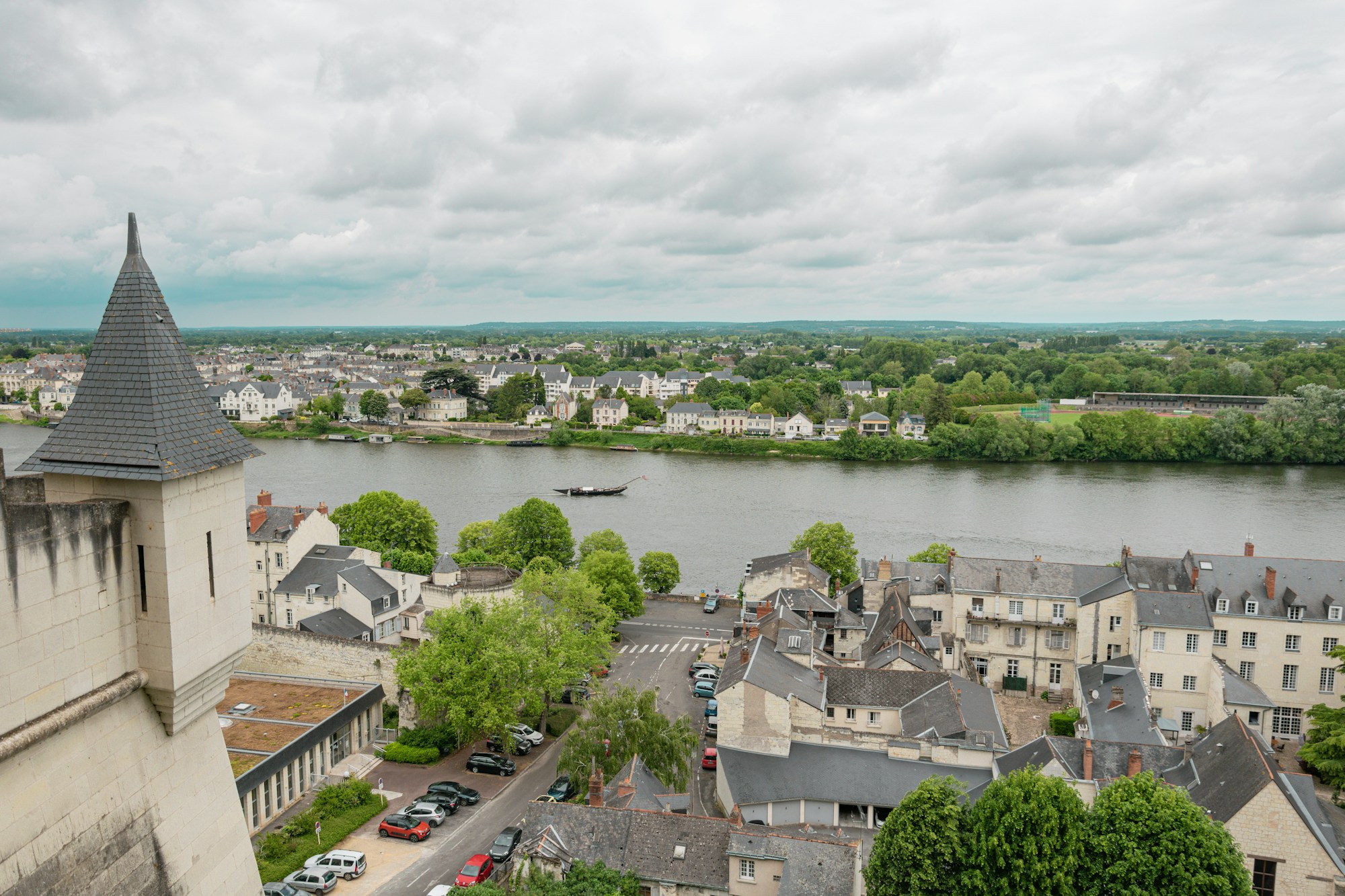 Les toits de Saumur et la Loire vus en hauteur depuis les abords du château